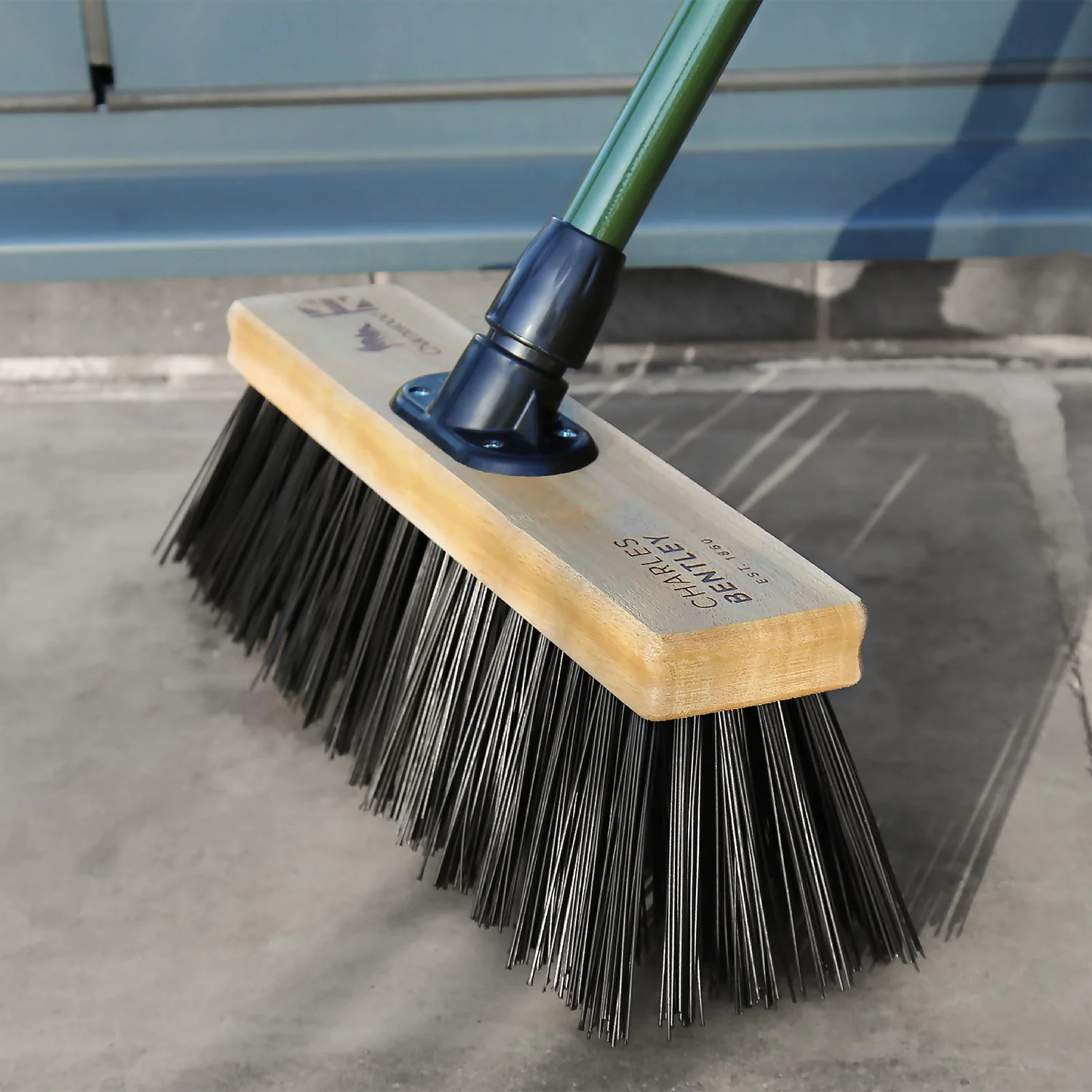 Charles Bentley Charnwood 14 Inch Heavy Duty Garden Broom 2 Charles Bentley Charnwood 14 Inch Heavy Duty Garden Broom - Image 2